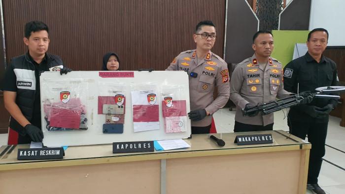 KASUS EKSPLOITASI ANAK - Kapolres Indramayu, AKBP Mochamad Fajar Gemilang, beserta jajarannya saat menunjukkan sejumlah barang bukti dalam konferensi pers di Mapolres Indramayu, Jalan Gatot Subroto, Kecamatan/Kabupaten Indramayu, Kamis (16/4/2026)