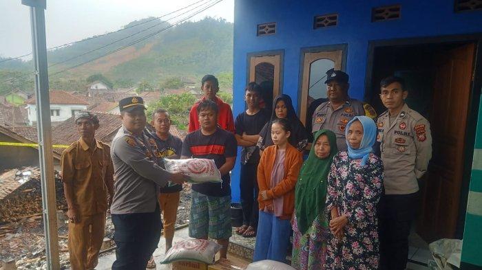 Polisi Salurkan Bantuan untuk Warga Korban Kebakaran di Silihwangi Majalengka