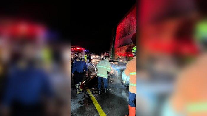 Baru Saja Terjadi Truk Bermuatan Galon Bekas Terbakar di Tol Cipali KM 169 Majalengka