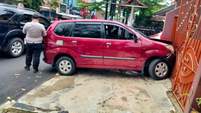 Kecelakaan di Jalan Sudirman Kuningan, Minibus Hilang Kendali Tabrak Tembok