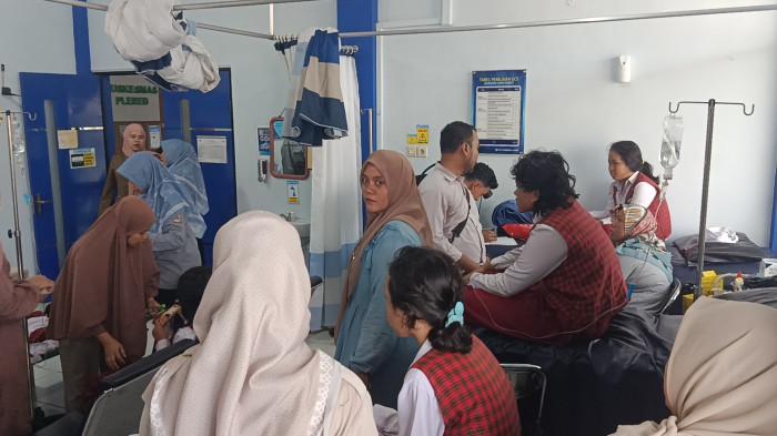Seorang wali murid kelas IV SDN 2 Setu Wetan di Kecamatan Weru, Kabupaten Cirebon saat menceritakan anaknya mengalami dugaan keracunan dari menu MBG. 