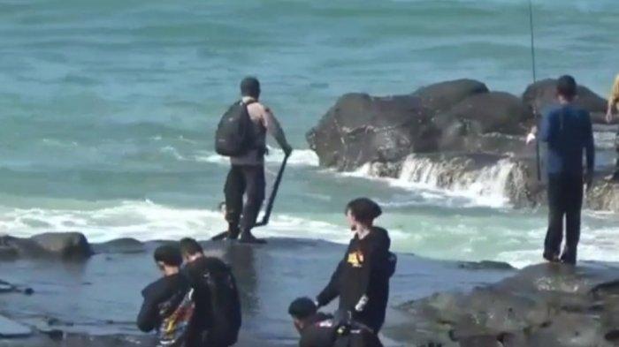 Foto Selamatkan Wisatawan Tenggelam dengan Batang Daun Kelapa Viral, Ipda Ade Diganjar Perhargaan