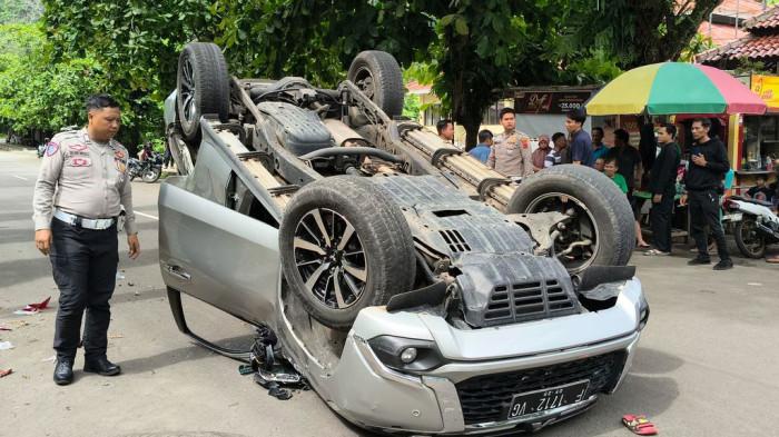 3 Orang Terluka Akibat Kecelakaan Truk Hantam Minibus di Jalan Jenderal Sudirman Sukabumi