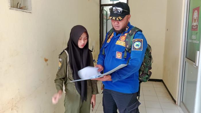 MENGAMBIL RAPOR - Syahira Putri Amalia, pelajar SMKN 1 Kuningan memintaggw