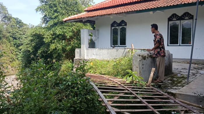 MASJID TERANCAM AMBRUK - Masjid Mahar Syisidik, rumah ibadah berusia lebih dari satu abad di Blok Wanantara, Desa Kubang, Kecamatan Talun, Kabupaten Cirebon, kini terancam ambruk. Bangunan bersejarah yang berdiri sejak 1880 itu hanya berjarak sekitar tidak lebih dari 1 meter dari bibir Sungai Cipager setelah tebing penopangnya ambles hingga 12 meter dan memanjang sekitar 40 meter