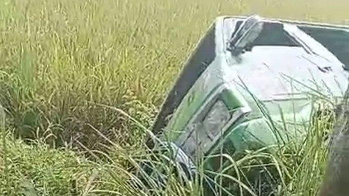 Breaking News: Angkot Jurusan Lengkong-Maleber Terperosok ke Parit Area Persawahan di Kuningan