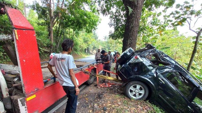 Mobil Pengantar Orang Sakit Masuk Jurang, Penumpang Selamat Karena Mobil Tertahan Pepohonan