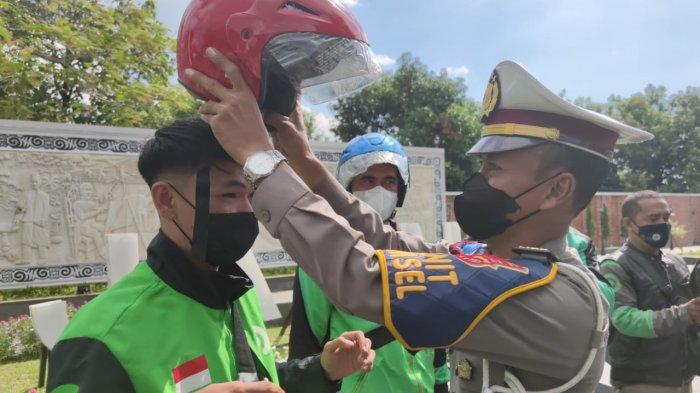 Bukan Ditilang Ojol Ini Malah dapat Helm Gratis dari Polisi Saat Operasi Patuh Lodaya di Majalengka