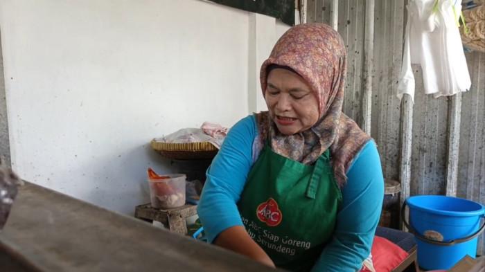 PEDAGANG RUJAK NAIK HAJI - Istoifah (57), pedagang rujak di Kota Cirebon akhirnyadd
