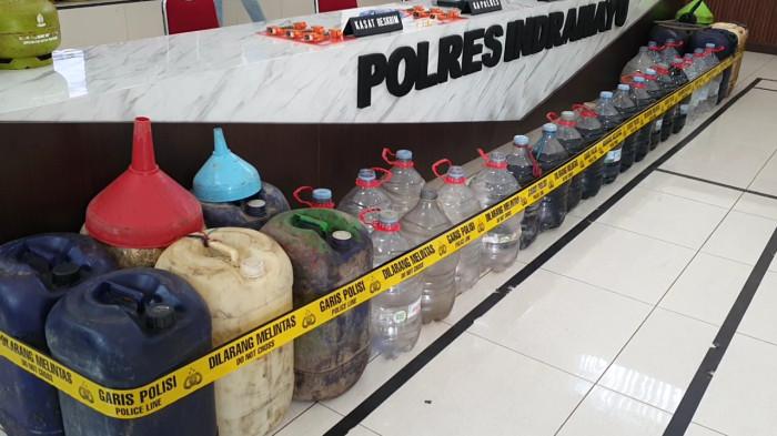 PENIMBUNAN BBM - Barang bukti puluhan jeriken dan galon yang digunakan tersangkaFWW