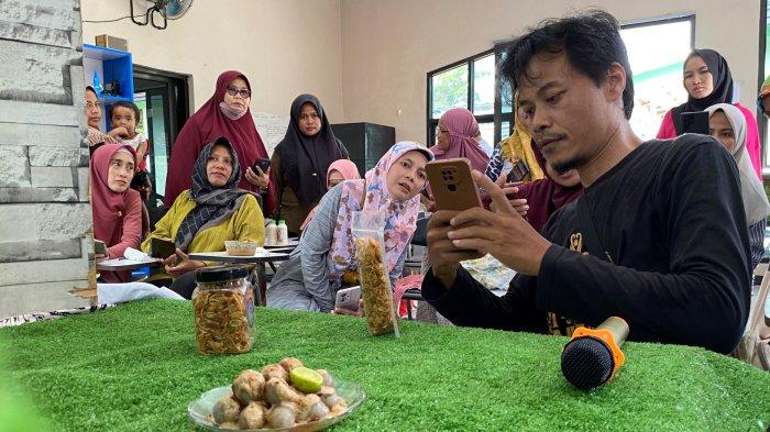 Demi Produknya Bisa Go Internasional, Pelaku UMKM Indramayu Belajar Memotret Produk