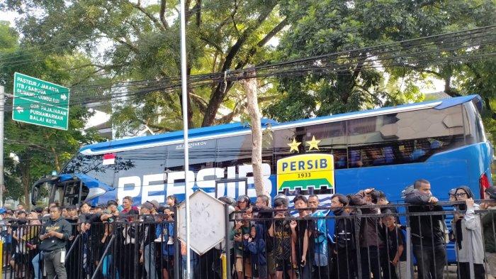 Keberangkatan Skuad Persib Bandung ke Bali Dikawal, Bojan Hodak Sambut Hangat Dukungan Bobotoh
