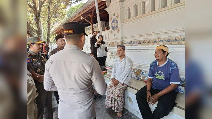 PENERTIBAN - Kawasan Makam Sunan Gunung Jati di Kabupaten Cirebon kembali menjadi sorotan publik setelah beredarnya video viral tentang dugaan paksaan sedekah kepada peziarah. Menyikapi hal tersebut, jajaran Polres Cirebon Kota bersama unsur Forkopimda turun langsung melakukan penertiban, Selasa (5/8/2025).