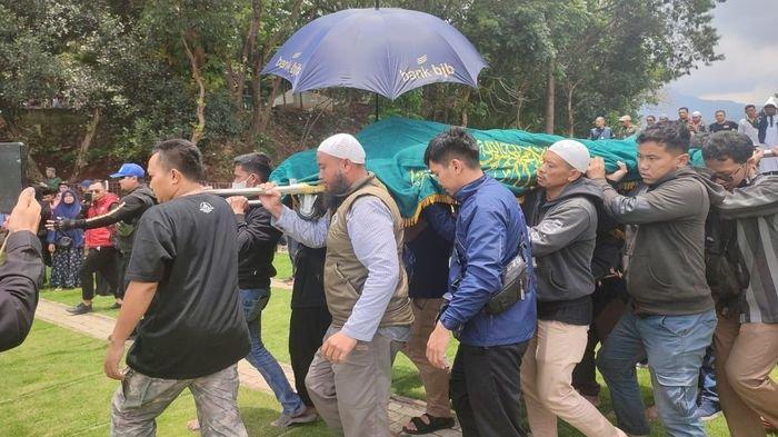 Pengantar Jenazah Almarhum Koh Steven Tampak Mengular, Keluarga Pun Meneteskan Air Mata