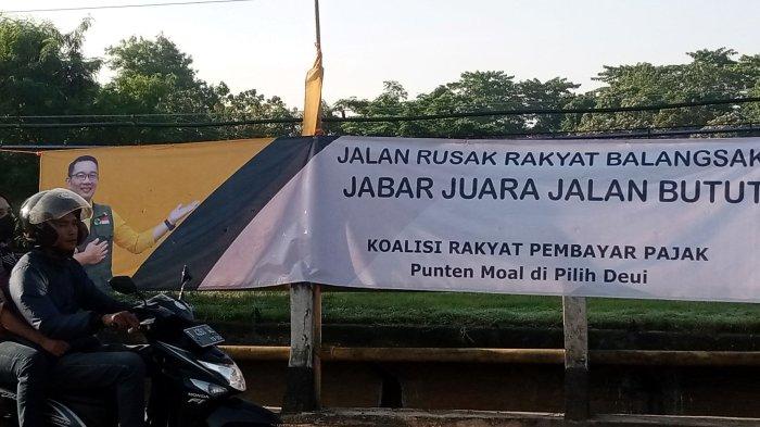 Muncul Spanduk 'Jabar Juara Jalan Butut', Kritikan Untuk Ridwan Kamil Marak di Subang