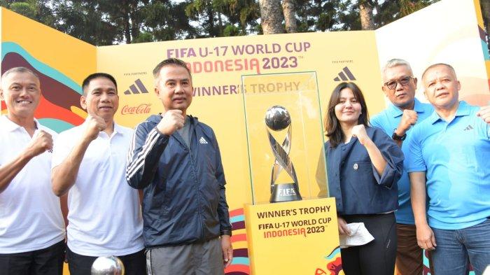 Penjabat Gubernur Jabar Sambut Trofi Asli Piala Dunia U-17 yang Dipamerkan di Taman Dago Cikapayang