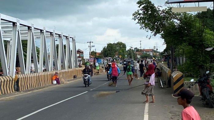 Jelang Puncak Arus Mudik, Penyapu Koin di Jembatan Perbatasan Subang-Indramayu Mulai Menjamur