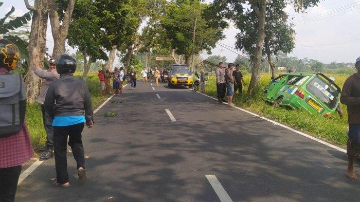 Angkot Terperosok ke ke Parit Area Persawahan di Kuningan, Sopir Sempat Sakit Kepala