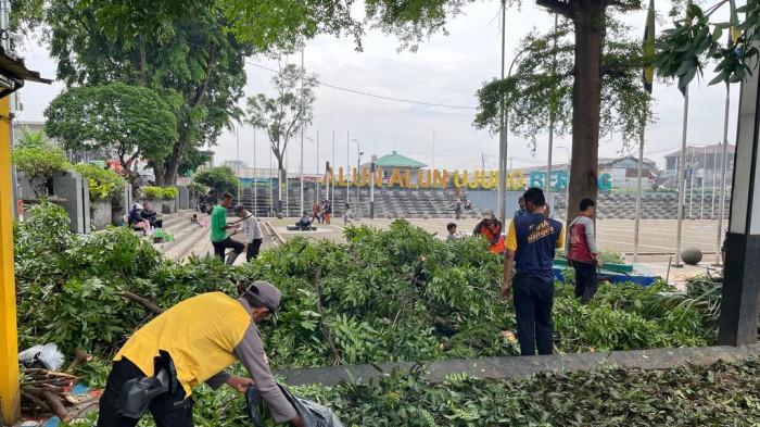 Petugas Bersihkan Sisa Pohon Tumbang Imbas Puting Beliung di Ujungberung, PKL Perbaiki Lapaknya