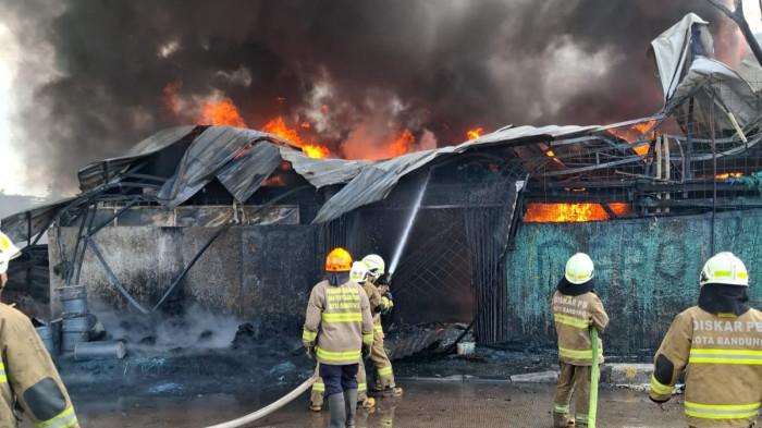 Gudang Penyimpanan Gentong dan Keranjang di Babakan Ciparay Bandung Terbakar