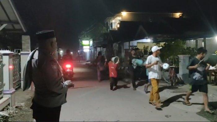 Polisi di Indramayu Ikut Obrog-obrog Bersama Pemuda, Tradisi Membangunkan Warga Untuk Sahur