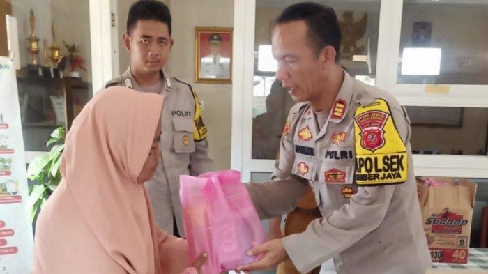Warga Rancaputat Majalengka Semringah, Dapat Bantuan Paket Sembako dari Polsek Sumberjaya