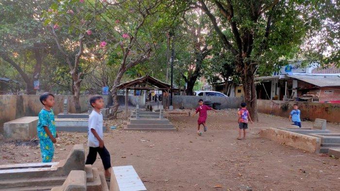 Bocah Kampung Katiasa Cirebon Main di Pemakaman Karena Tak Ada Lapangan, Ngaku Tak Takut