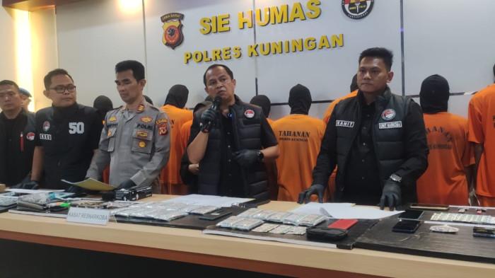 Polisi di Kuningan Tangkap 17 Tersangka Peredaran Barang Haram, Termasuk Satu Perempuan