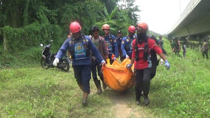Sesosok Mayat Pria Tanpa Identitas Ditemukan Mengambang di Sungai Cikao Purwakarta