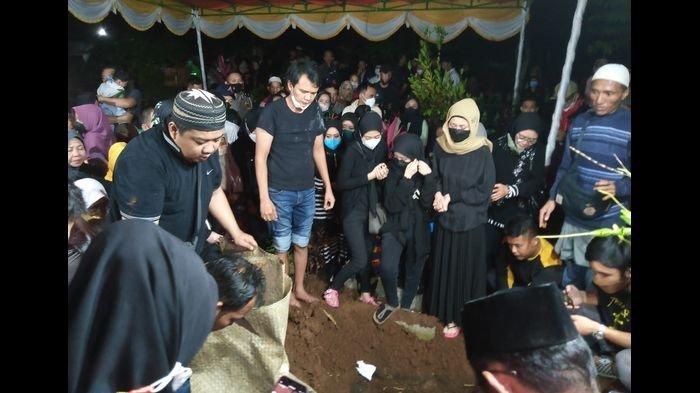 Desy Ratnasari Terus Menangis Sambil Saksikan Jenazah Ibunya Dikuburkan hingga Taburkan Bunga