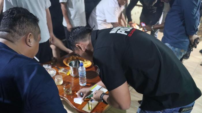 Detik-detik Polres Majalengka Razia Tempat Hiburan Malam, Amankan Puluhan Botol Miras