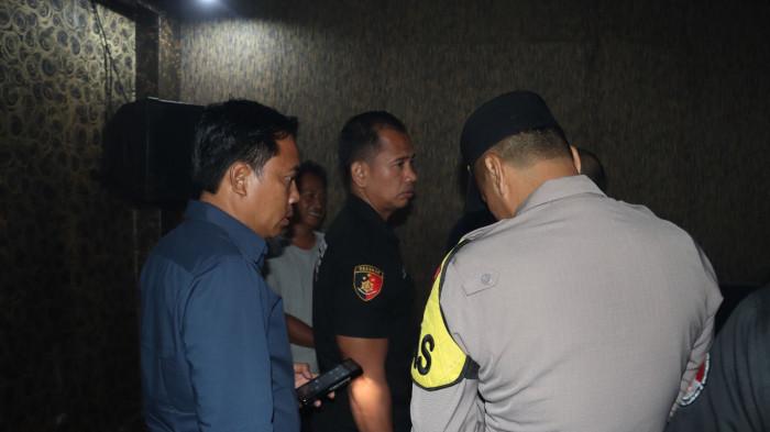 Polres Majalengka Razia Tempat Hiburan Malam, Pengunjung Dites Urin dan Puluhan Botol Miras Disita