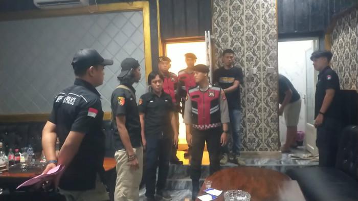 Saat Wanita Cantik di Majalengka Kena Razia Polisi di Tempat Karoke: Mau Keluar 1 Menit