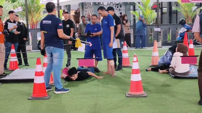 REKONSTRUKSI - Suasana haru bercampur tegang menyelimuti lapangan futsal berumput hijau di Indramayu, Jawa Barat, Rabu (12/11/2025) siang. Di tempat itu, polisi menggelar rekonstruksi kasus pembunuhan satu keluarga yang sempat mengguncang Indramayu.