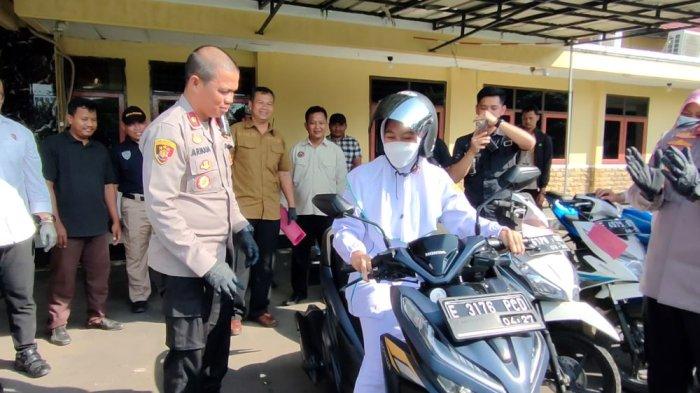 Gembiranya Mahasiswi Stikes Indramayu, Motor Barunya yang Dicuri Kini Sudah Kembali