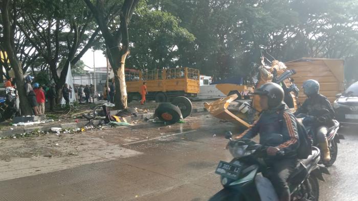 Truk Pengangkut Galon Terguling di Rancaekek Bandung, Sopir dan Kenek Terluka