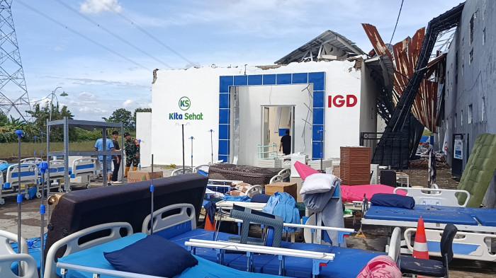 Sehari setelah angin puting beliung merobohkan sembilan ruang pelayanan dan mengangkat atap gedung IGD, Klinik Kita Sehat di Kecamatan Ciledug perlahan bangkit dari reruntuhan. Dibantu unsur TNI-Polri, aktivitas pembersihan dan evakuasi dilakukan sejak pagi, sementara pelayanan poli tetap berjalan.
 