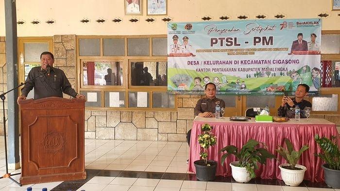 Serahkan Sertifikat Tanah ke Warga Kecamatan Cigasong, Sekda Majalengka Beri Pesan Ini