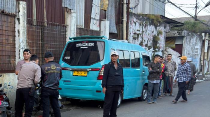 Diduga Sempat Sakit, Sopir Angkot di Cisaat Sukabumi Ditemukan Meninggal Terbaring Dalam Mobilnya
