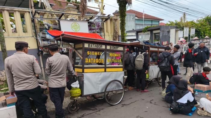 Rezeki Pedagang Saat Aksi Mahasiswa Terkait Kasus Kuningan Caang, Kapolres Borong Dagangan