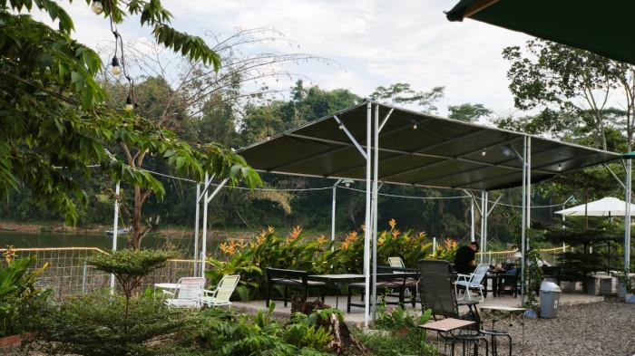 SISI SAGARA - Suasana di wisata alam Sisi Sagara di Desa Cipasung, Kecamatan Darma, Kuningan. Sisi Sagara sempat terbengkalai dan kini kembali buka.