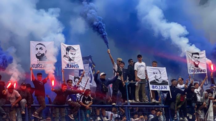 BOBOTOH DI GBLA - Stadion GBLA, Kota Bandung hampir dipenuhi Bobotoh untuk menyampaikan dukungannya kepada tim kebanggaannya Persib Bandung, Kamis (7/5/2026).