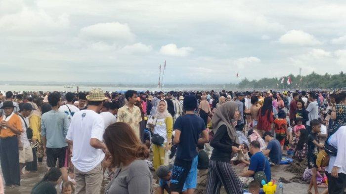 Puncak Libur Lebaran, Pantai Pangandaran Dipadati Ribuan Wisatawan
