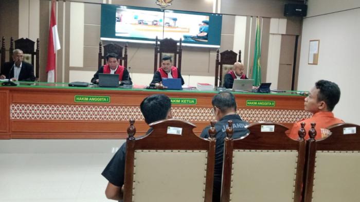SIDANG PEMBUNUHAN SATU KELUARGA - Suasana persidangan lanjutan kasus pembunuhan satu keluarga Kelurahan Paoman di PN Indramayu, Jalan Jenderal Sudirman, Kecamatan/Kabupaten Indramayu, Senin (25/5/2026)