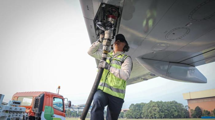 Sutrisno pekerja Pertamina tengah mengisi Avtur di pesawatS