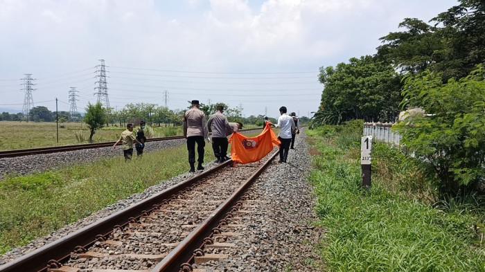 TERTABRAK KERETA API - Warga Desa Kanci Kulon, Kecamatan AstanajapuraFWWQ