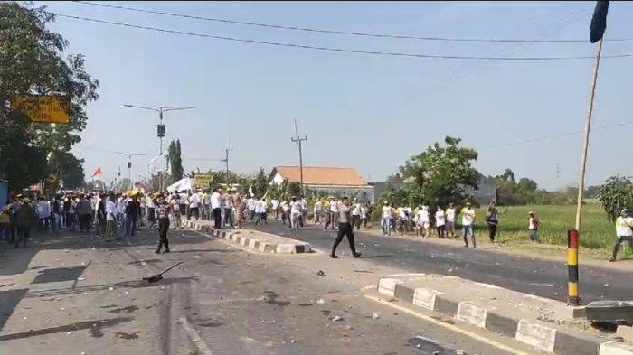 BREAKING NEWS: Dua Kelompok Simpatisan Calon Kepala Desa di Cirebon Terlibat Tawuran