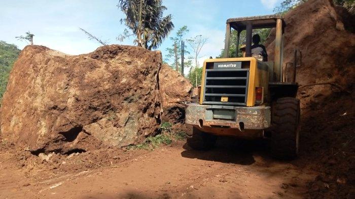 Update Longsor Jalan Garut-Pangalengan, Batu Sebesar Truk Sulit Disingkirkan, Mobil Belum Bisa Lewat