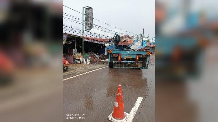 BARU Saja Truk Seruduk Pasar Parean di Pantura Indramayu, Tetiba Oleng ke Kiri, Ini Kata Polisi