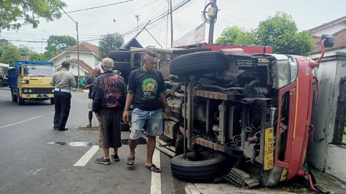Diduga Rem Blong, Truk Pengangkut Wortel dari Wonosobo Terguling di Jalan Ir H Juanda Ciamis